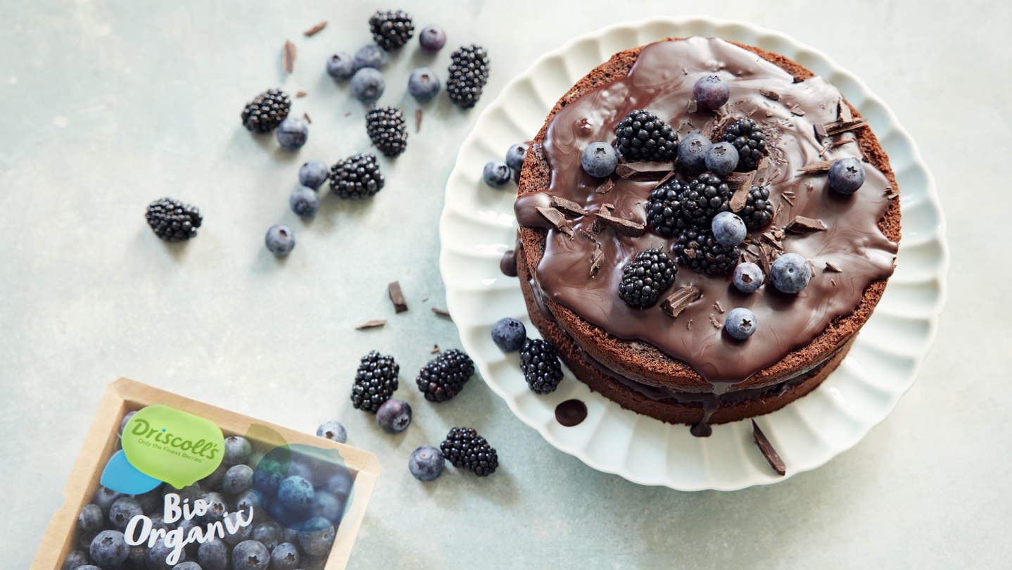 Vegansk chokoladekage med brombær og blåbær Driscoll's