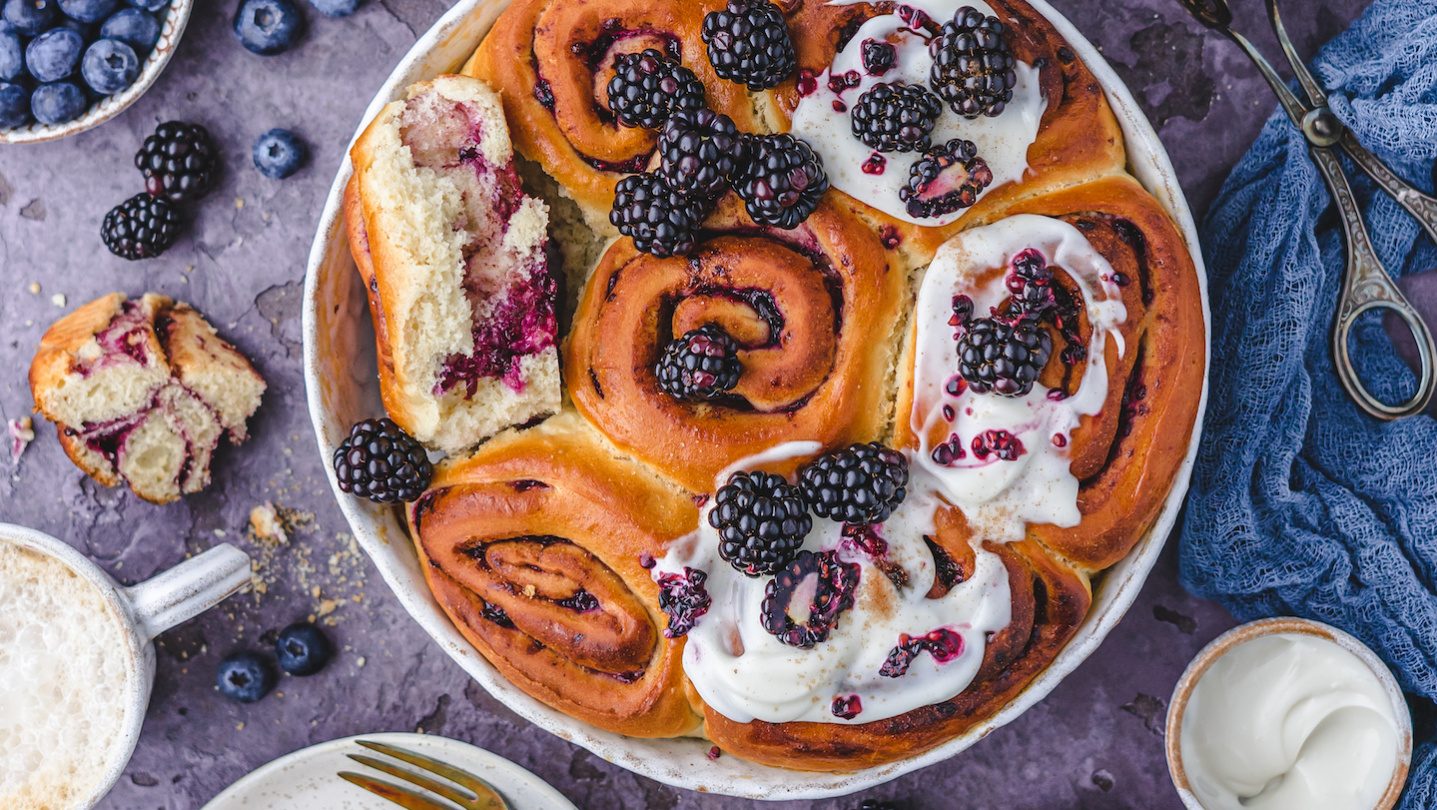 Kanelsnegle med mange bær