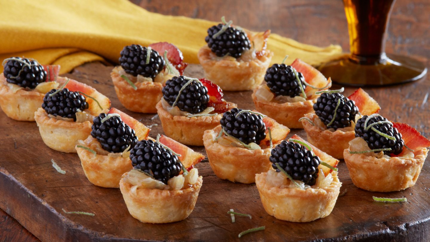 Tarteletter med brombær og bacon med karamelliserede løg