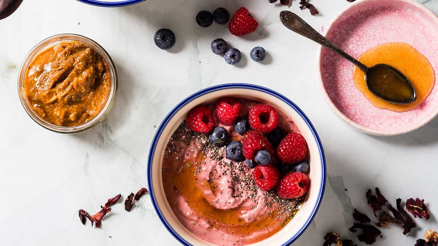 Smoothiebowl med hindbær og brombær/blåbær