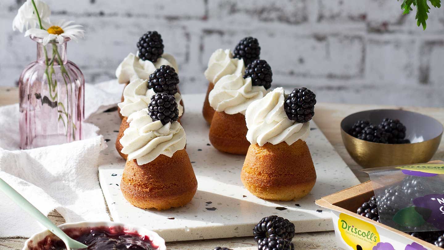 Cupcakes med brombær og flødeskum