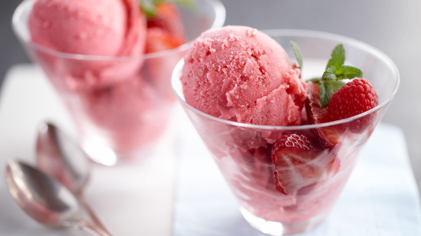Yoghurtis med Jordbær og Hindbær