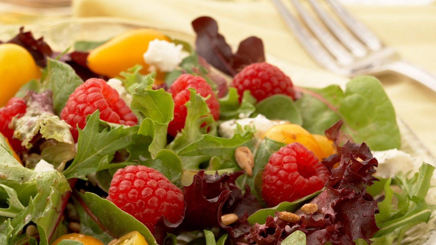 Salat med Gedeost og Hindbær