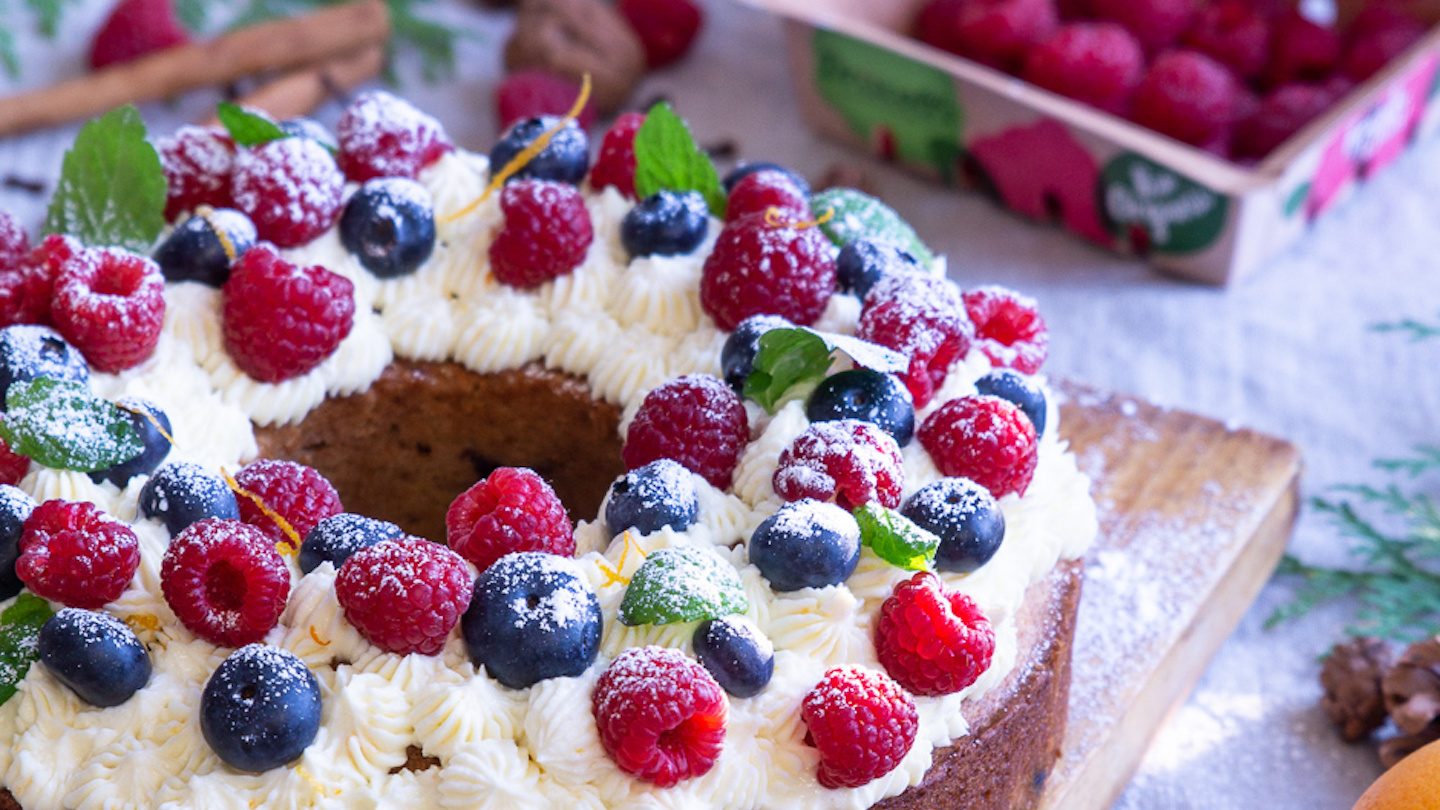 Julekage med bær, valnødder og appelsin frosting