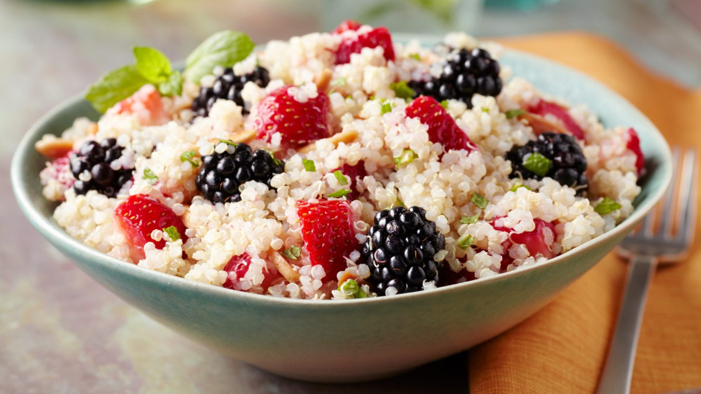 Quinoa med jordbær, brombær og honning dressing 