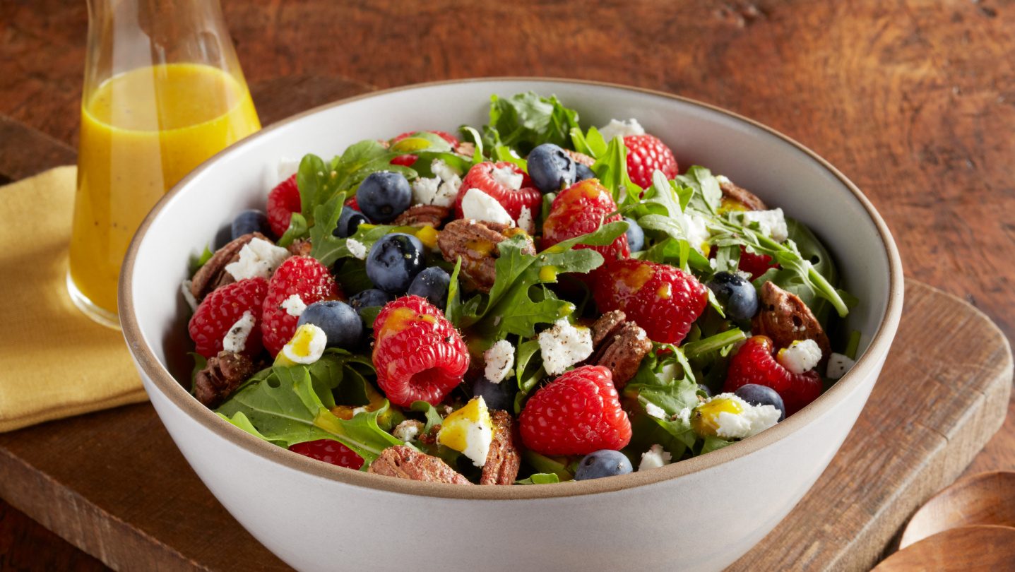 Rucola salat med bær, gurkemeje og appelsin-vinaigrette