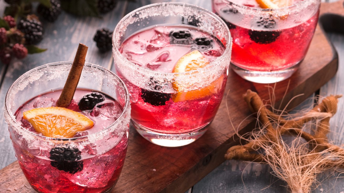 Cocktail med brombær og ingefær