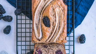 Vegansk bananbrød med brombær – med kun én skål