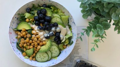 Salat med blåbær og kikærter