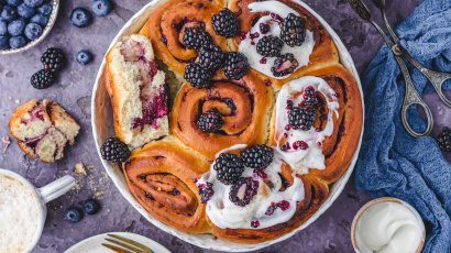 Kanelsnegle med mange bær