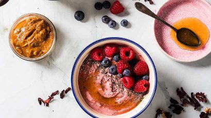 Smoothiebowl med hindbær og brombær/blåbær