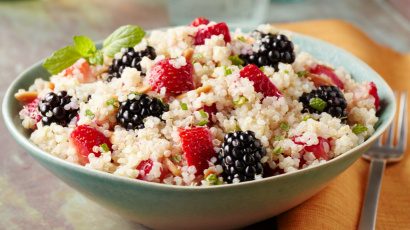 Quinoa med jordbær, brombær og honning dressing 