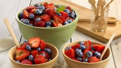 Myntesalat med jordbær, blåbær og vandmelon