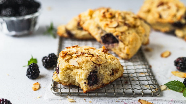 Scones med brombær