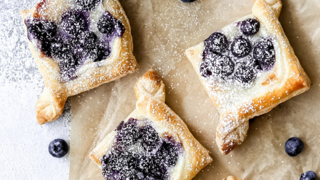 Wienerbrød med flødeost og blåbær