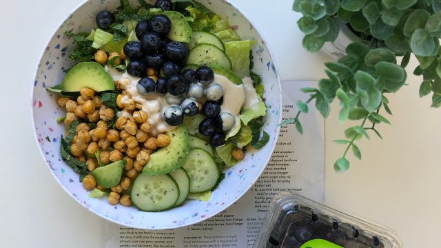 Salat med kikærter og blåbær