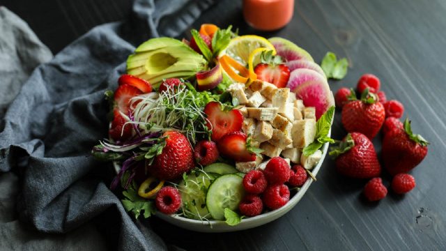 Salat med jordbær