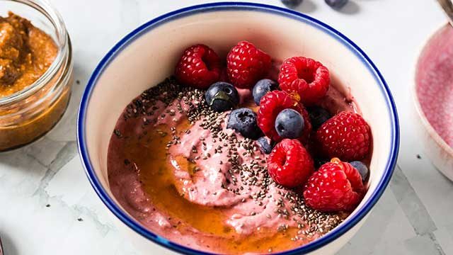 Smoothiebowl med hindbær og brombær/blåbær