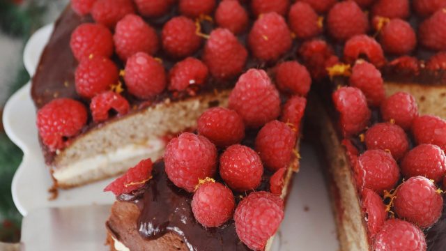 Sirupslagkage med appelsinsmørcreme, hindbær og ganache