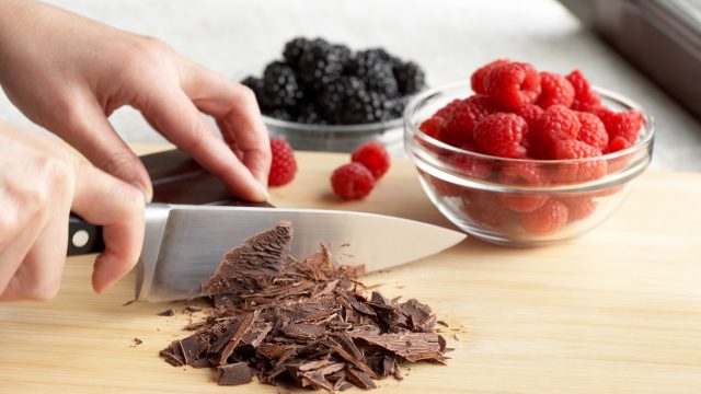 Blød Chokoladekage med blandede bær