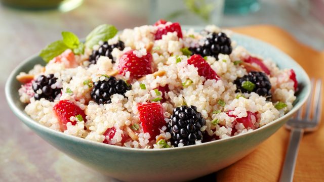 Quinoa med jordbær, brombær og honning dressing 