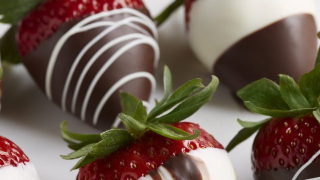 De lækre sort/hvide jordbær med chokolade fra Driscoll’s er en sød og frisk klassiker med et nyt twist!