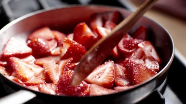 Din familie vil elske denne fantastiske morgenmads- og brunchspecialitet. Varm jordbær sauteret med ahornsirup og appelsinskal giver en velsmagende topping til french toast med kanel/rosin-brød.